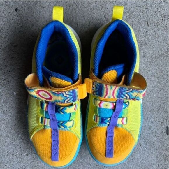 Nike Kyrie Flytrap Kaleidoscope Size 13C DQ8093-700 Sneakers - Picture 2 of 9